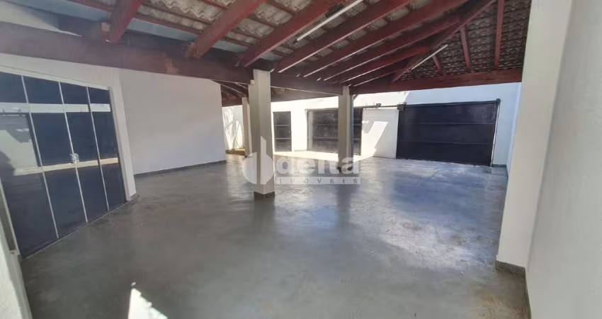 Casa residencial disponível para locação no bairro Santa Rosa em Uberlândia-MG.