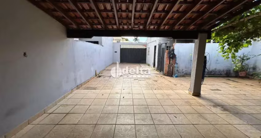 Casa residencial disponível para venda no bairro Jardim das Palmeiras em Uberlândia-MG.