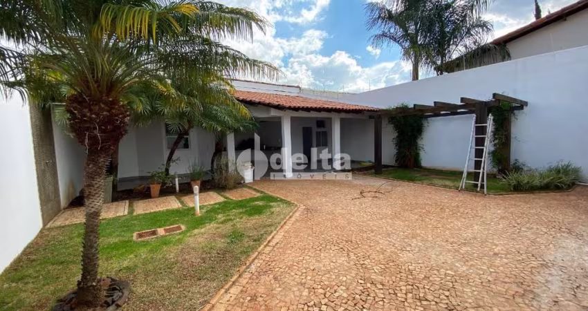 Linda casa residencial disponível para locação no bairro Cidade Jardim em Uberlândia-MG