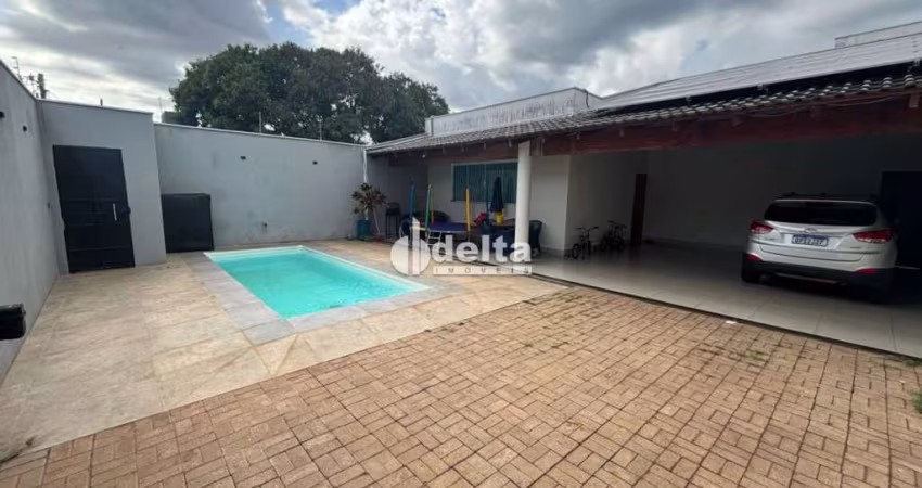 Casa disponível para venda no bairro Cidade Jardim em Uberlândia-MG.