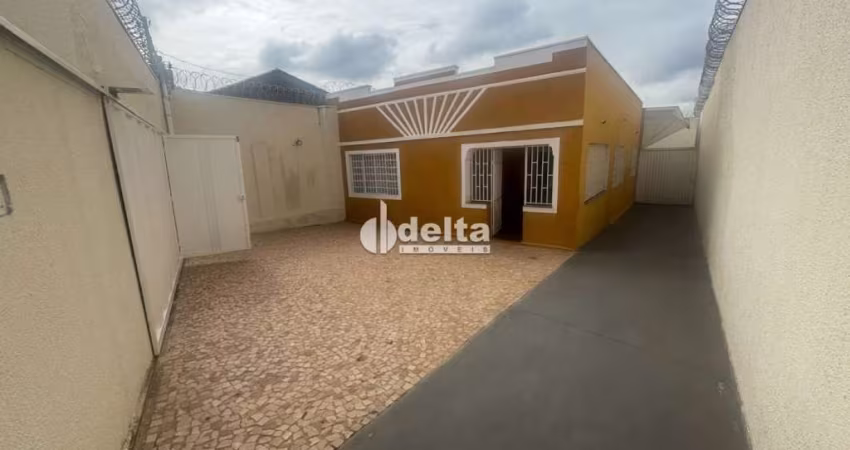 Casa residencial disponível para  venda no bairro Lidice em Uberlândia-MG