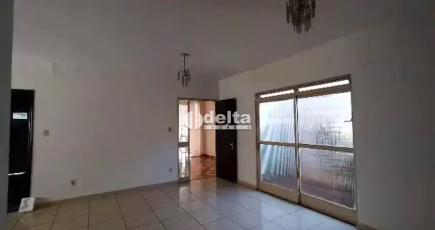 Casa residencial disponível para Locação no bairro Umuarama em Uberlândia-MG.