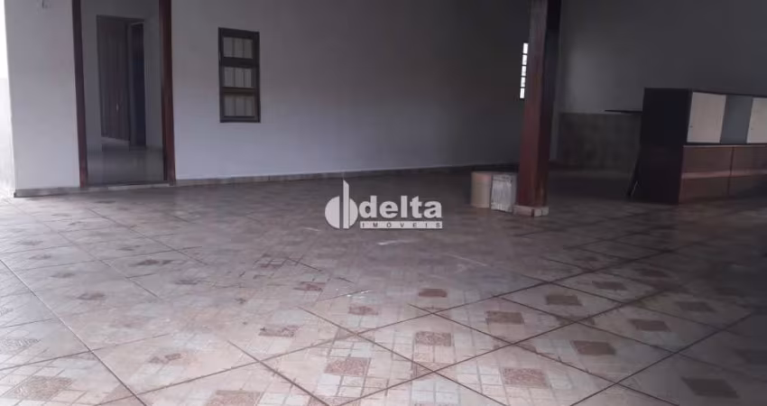 Casa em condomínio disponível para locação no bairro Jardim Holanda em Uberlândia-MG