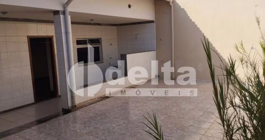 Casa disponível para locação no bairro Tabajaras em Uberlândia-MG