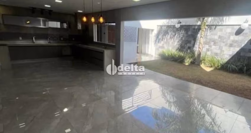 Casa residencial disponível para Locação no bairro Cidade Jardim em Uberlândia-MG.