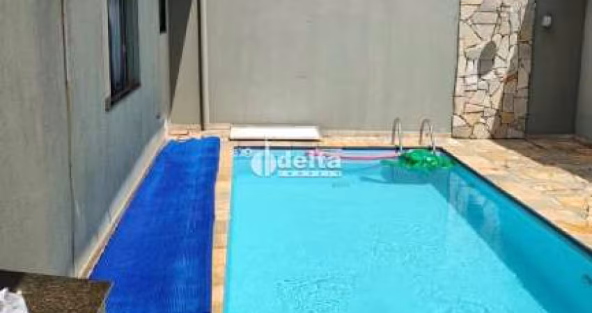 Casa residencial disponível para Locação no bairro Santa Mônica em Uberlândia-MG.