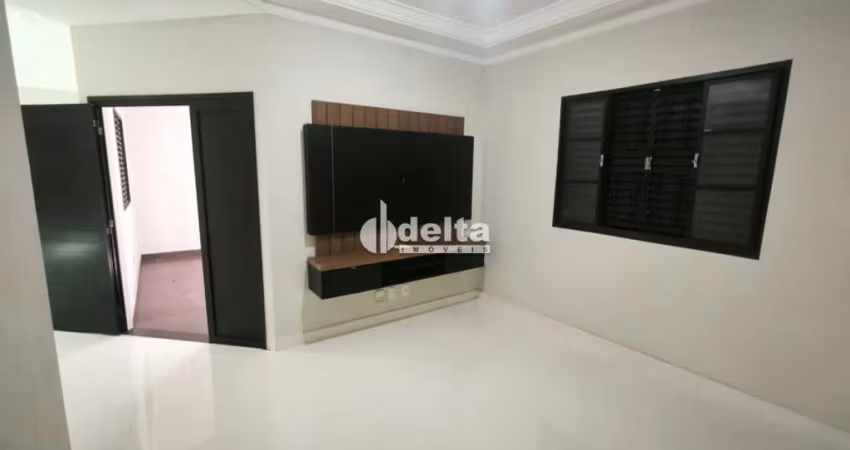 Casa residencial disponível para locação no bairro Alto Umuarama em Uberlândia-MG.