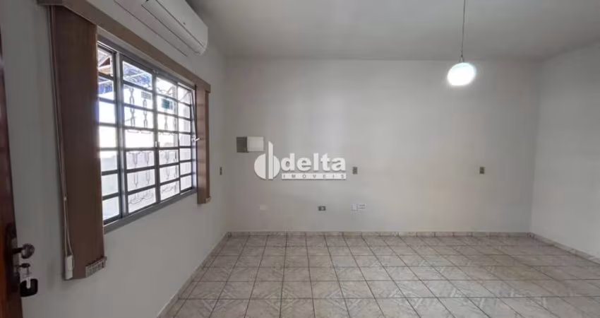 Casa residencial disponível para Locação no bairro Cidade Jardim em Uberlândia-MG.
