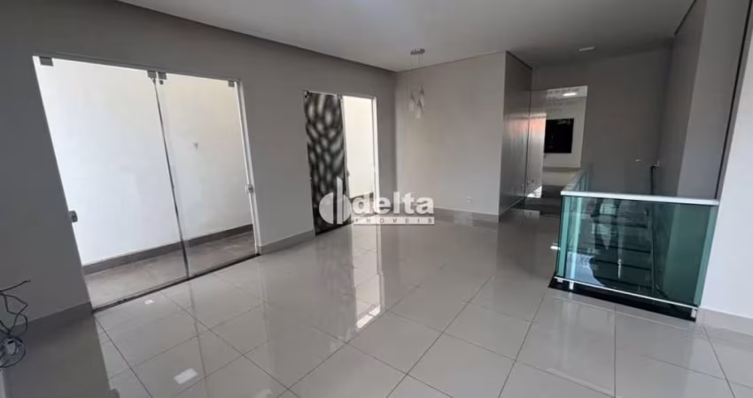 Casa residencial disponível para locação no bairro Tabajaras em Uberlândia-MG.