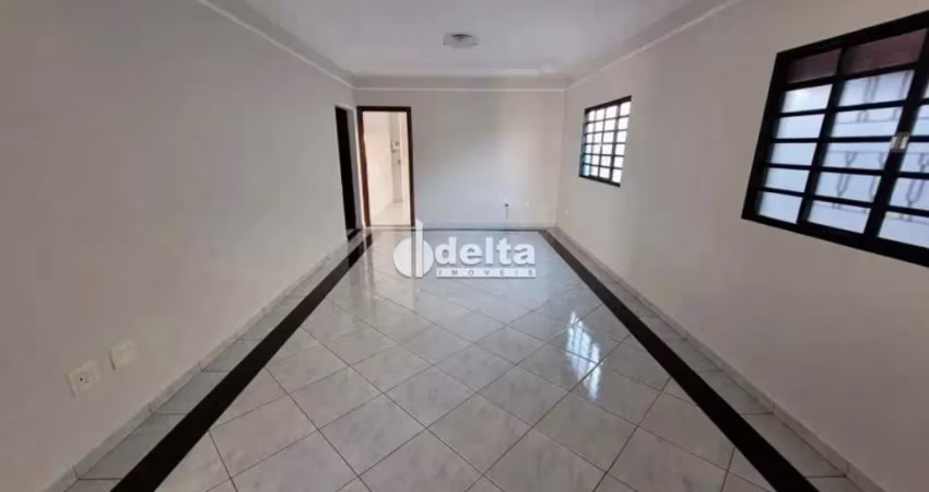 Casa residencial disponível para locação no bairro Santa Mônica em Uberlândia-MG.