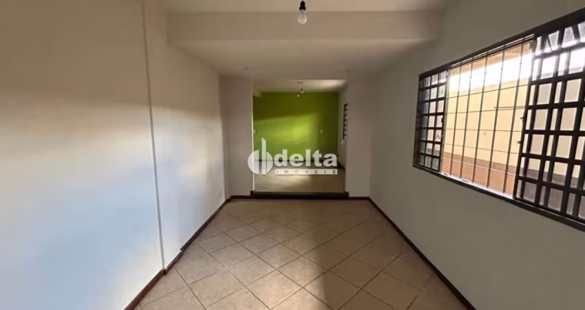 Casa residencial disponível para locação no bairro Jardim Patrícia em Uberlândia-MG.