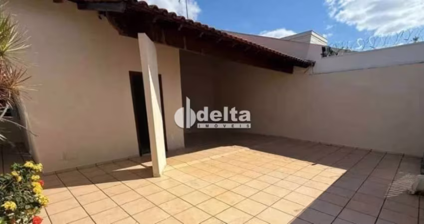 Casa residencial disponível para locação no bairro Vigilato Pereira em Uberlândia-MG.