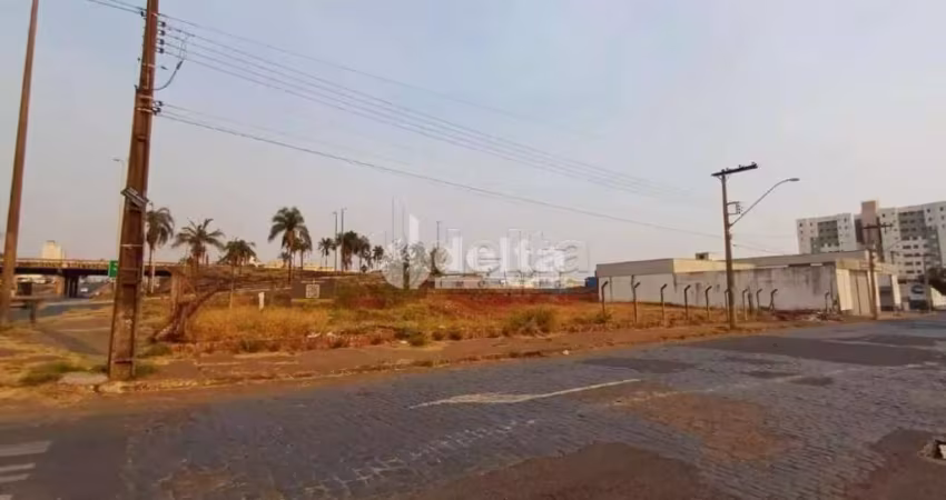 Terreno comercial a venda 2.651 m² no bairro Marta Helena em Uberlândia-MG