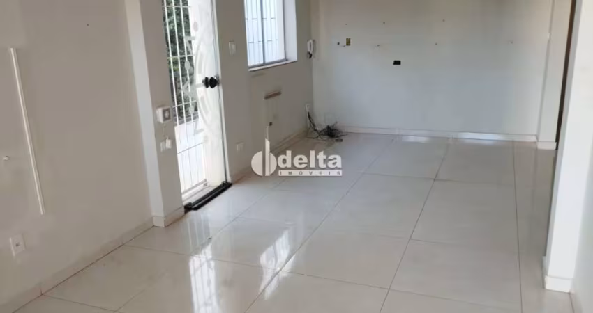 Casa comercial disponível para locação no bairro Tabajaras em Uberlândia-MG