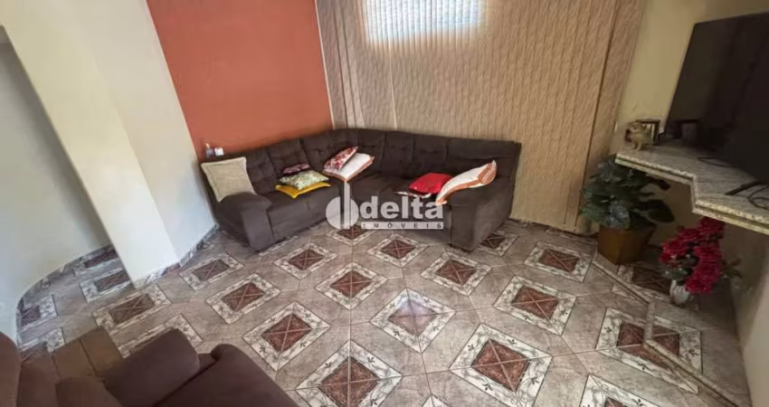 Casa residencial disponível para locação e venda no bairro Nossa Senhora das Graças em Uberlândia-MG.