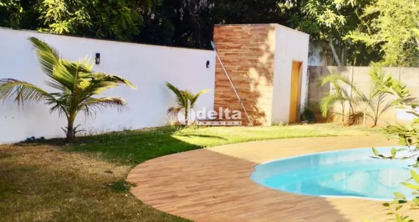 Casa residencial disponível para locação no bairro Mansões Aeroporto em Uberlândia-MG.