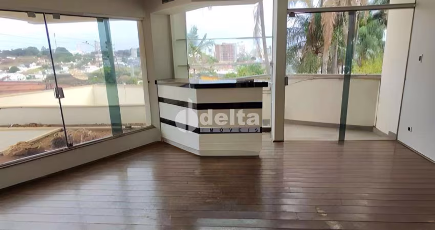 Casa residencial disponível para locação no bairro Tabajaras em Uberlândia-MG