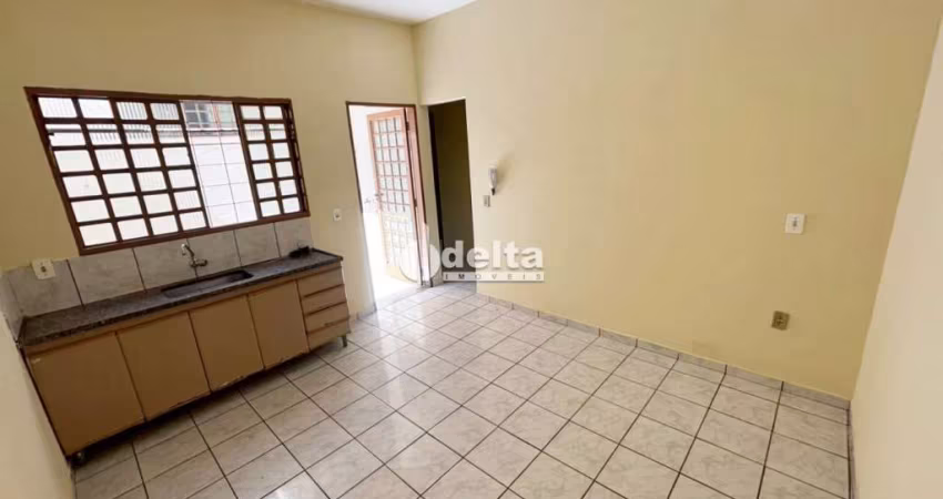 Casa residencial disponível para locação no bairro Santa Mônica em Uberlândia-MG.