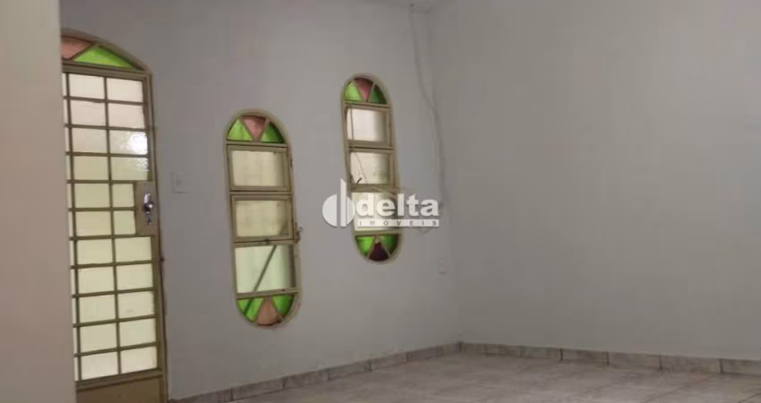 Casa residencial disponível para locação e venda no bairro Custódio Pereira em Uberlândia-MG.