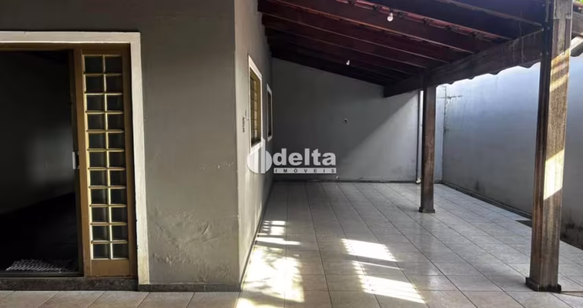 Casa residencial  disponível para venda no bairro Segismundo Pereira em Uberlândia-MG