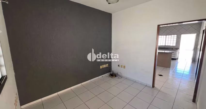 Casa residencial disponível para locação no bairro Jardim Patrícia em Uberlândia-MG.