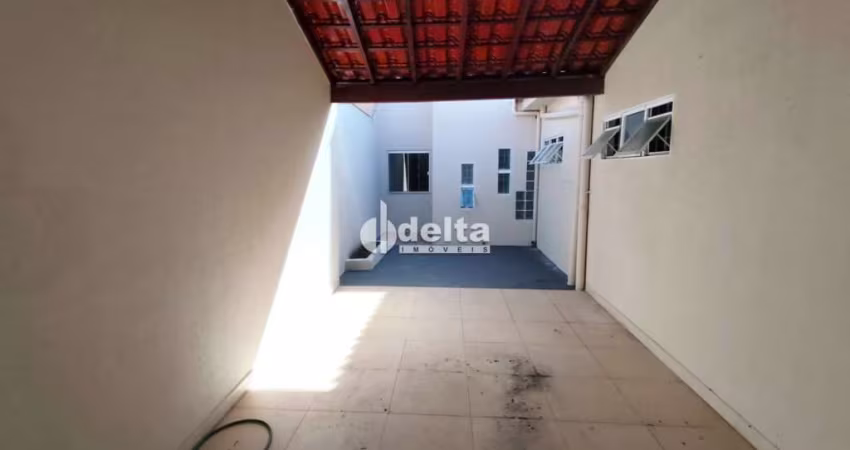 Casa residencial disponível para locação no bairro Santa Mônica em Uberlândia-MG.
