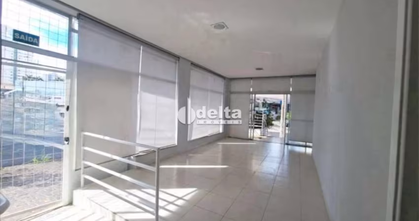 Casa comercial disponível para locação no bairro Martins em Uberlândia-MG
