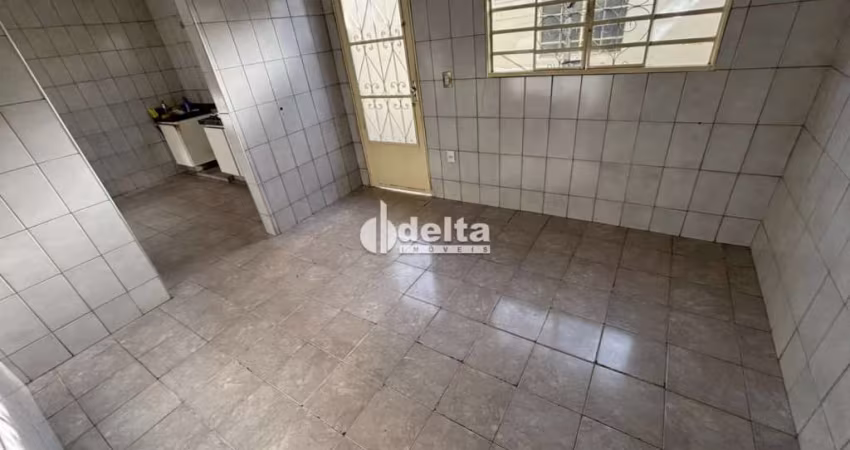 Casa residencial disponível para locação no bairro Segismundo em Uberlândia-MG.