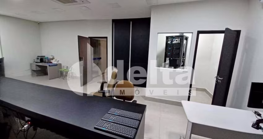Casa comercial disponível para locação no bairro Nossa Senhora Aparecida em Uberlândia-MG