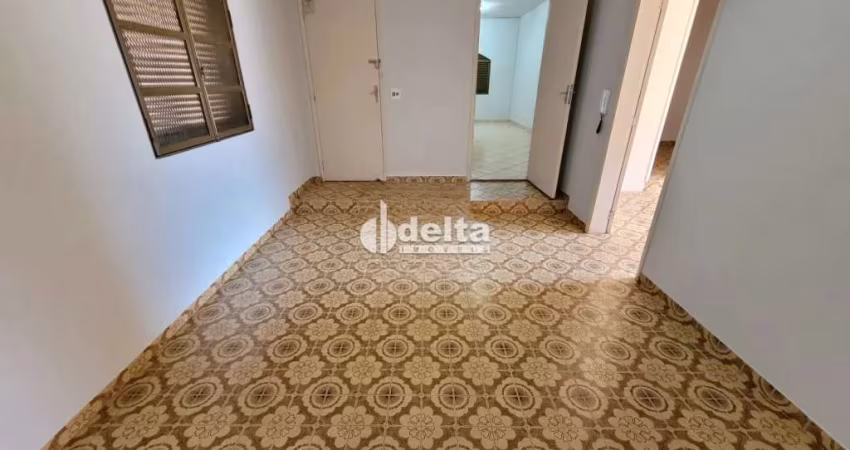 Casa residencial disponível para locação no bairro Lídice em Uberlândia-MG.
