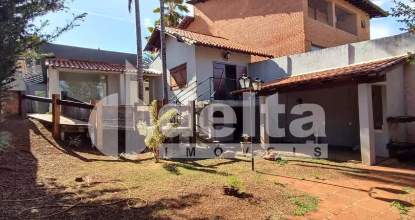 Casa residencial/comercial disponível para locação e venda no bairro Tabajaras em Uberlândia-MG