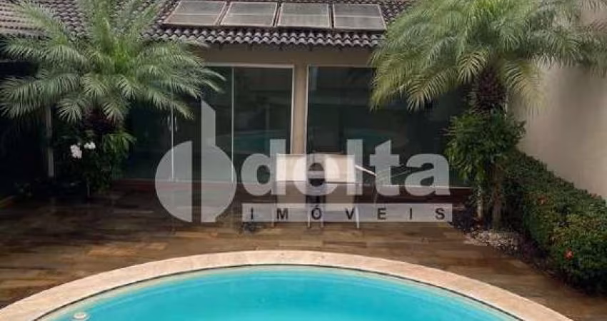 Casa residencial e comercial  disponível para venda no bairro Morada da Colina em Uberlândia-MG.