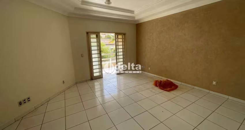 Casa comercial disponível para locação no bairro Tabajaras em Uberlândia-MG