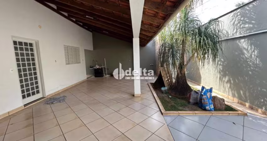 Casa residencial disponível para locação no bairro Laranjeiras em Uberlândia-MG.