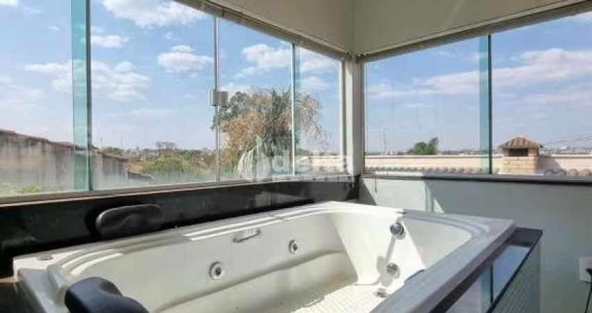 Casa residencial disponível para locação e venda no bairro Nova Uberlândia em Uberlândia-MG