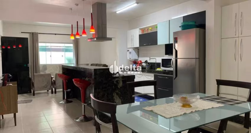 Casa residencial disponível para locação e venda no bairro Santa Mônica em Uberlândia-MG.