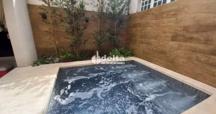 Casa residencial disponível para locação no bairro Presidente Roosevelt em Uberlândia-MG.
