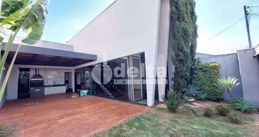 Casa disponível para locação no bairro Alto Umuarama em Uberlândia-MG