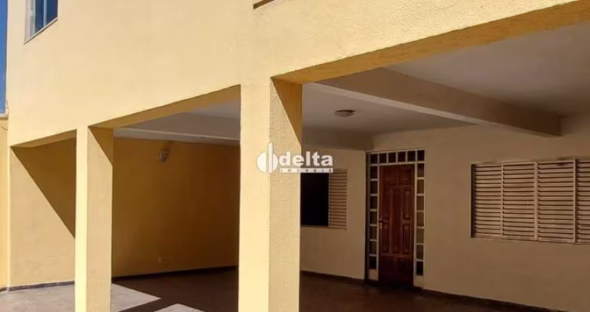 Casa disponível para venda no bairro Segismundo Pereira em Uberlândia-MG