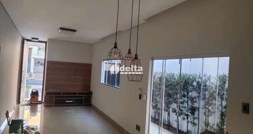 Casa em condomínio disponível para venda no bairro jardim holanda em uberlândia-mg.