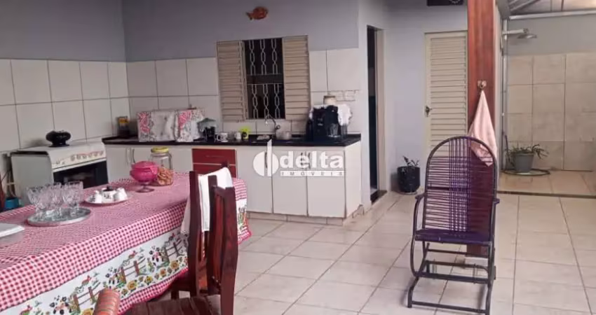 Casa residencial com 4 quartos disponível para venda no bairro planalto em uberlândia-mg.
