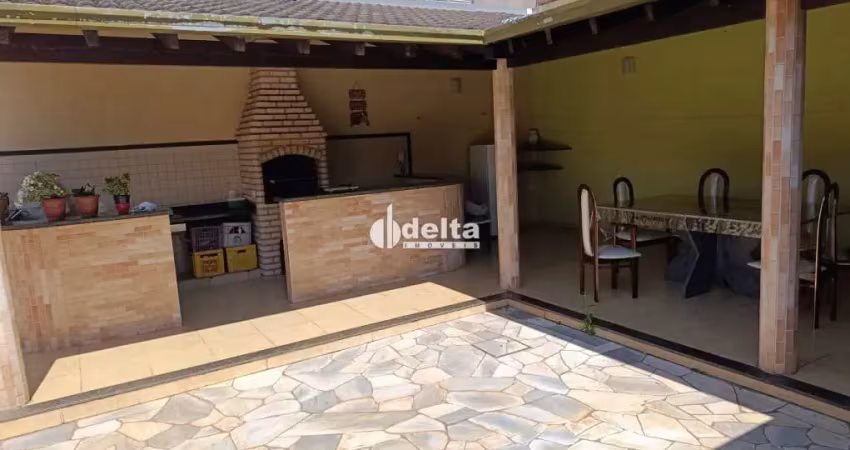 Casa residencial de 4 quartos sendo 1 suíte disponível para venda no bairro tabajaras em uberlândia mg.