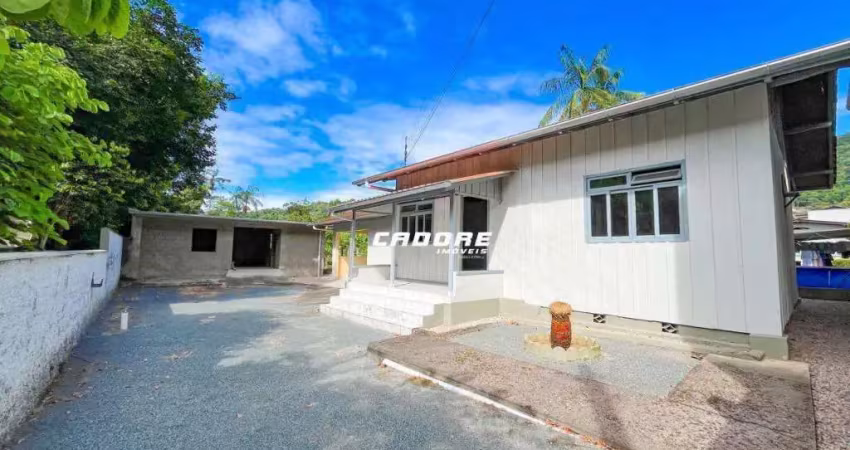 Casa em local plano de terreno de 638m2