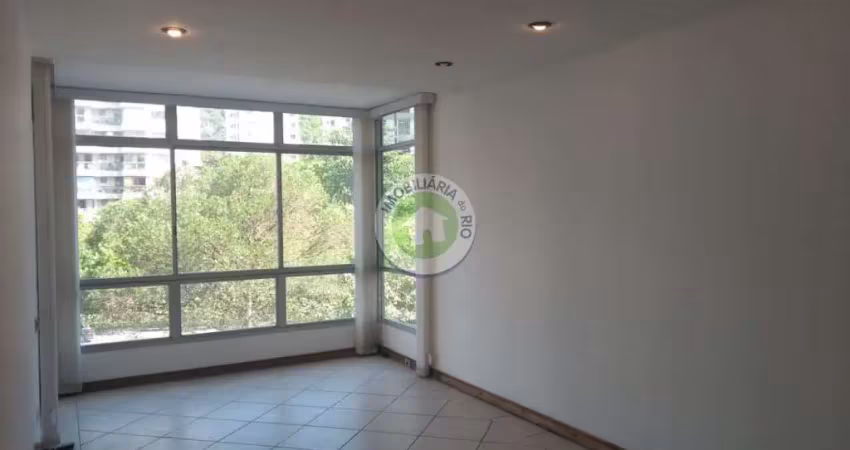 Confortável 3 qts. com dep/completa, 115m², sol da manhã com linda vista para a montanha