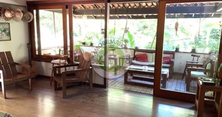 Triplex no Itanhangá: Casa de 6 quartos com área verde, edícula e salas arejadas em Rio de Janeiro-RJ
