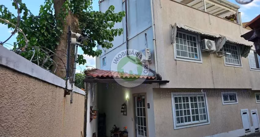 Casa à venda em Jacarepaguá-RJ: 2 quartos, 2 suítes, 1 sala, 4 banheiros, 1 vaga de garagem, 140m² de área.