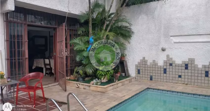 Casa à venda no pechincha, rio de janeiro-rj: 5 quartos, 1 suíte, 2 salas, 3 banheiros, 3 vagas de garagem, 227m².
