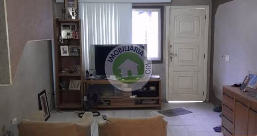 Triplex em condomínio com piscina na Praça Seca, Rio de Janeiro - 4 quartos, 2 suítes, 106m², vaga de garagem. Venha conferir!