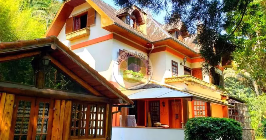 Sitio de luxo em condomínio - 7 quartos, 7 suítes, 3 salas e mais! Confira esta oportunidade exclusiva em Teresópolis-RJ.