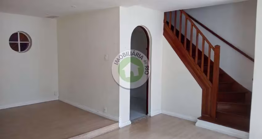 Casa de três andares em condomínio fechado na rua lucio de mendonça